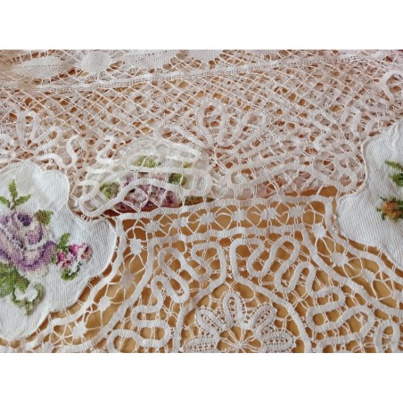 Tovaglia realizzata a tombolo con inserti ricamati  260x220 cm
