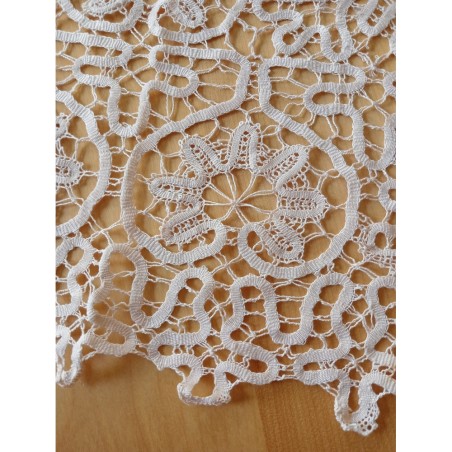 Tovaglia realizzata a tombolo con inserti ricamati  260x220 cm