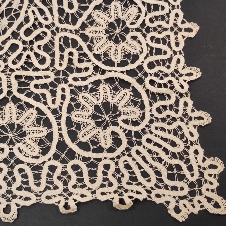 Tovaglia realizzata a tombolo con inserti ricamati  260x220 cm