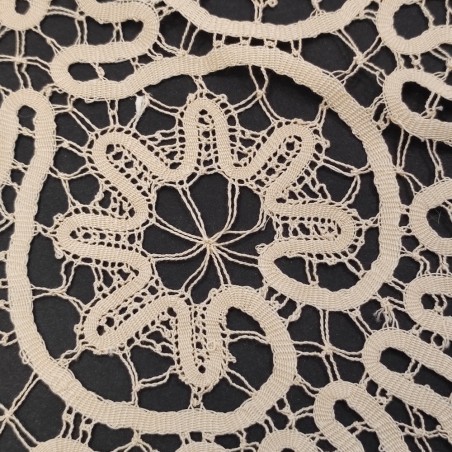 Tovaglia realizzata a tombolo con inserti ricamati  260x220 cm
