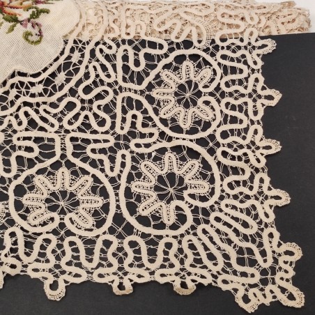Tovaglia realizzata a tombolo con inserti ricamati  260x220 cm