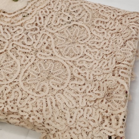 Tovaglia realizzata a tombolo con inserti ricamati  260x220 cm