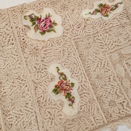 Tovaglia realizzata a tombolo con inserti ricamati  260x220 cm