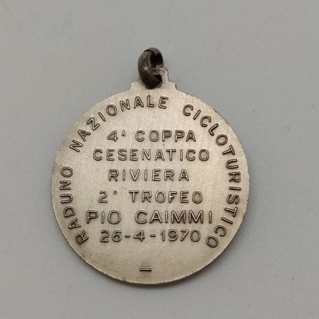 Lotto 3 medaglie e spille di ciclismo 1970 e Lipsia 1934. Leggera patina