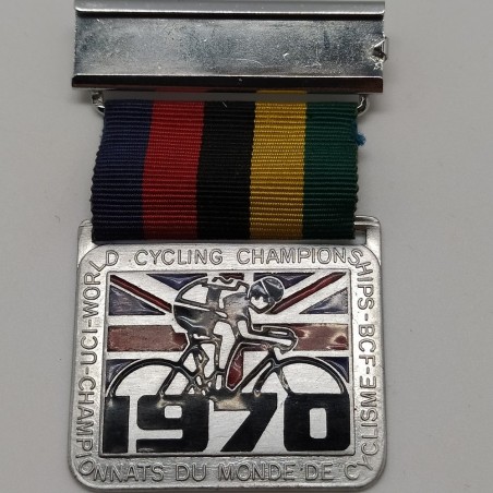 Lotto 3 medaglie e spille di ciclismo 1970 e Lipsia 1934. Leggera patina