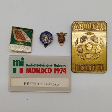 Lotto di 5 spille di calcio 1953, Mexico 1970, Monaco 1974 e altre. Patina