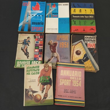 Lotto di 8 almanacchi e annuari illustrati del calcio dal 1949 al 1954 e 1957