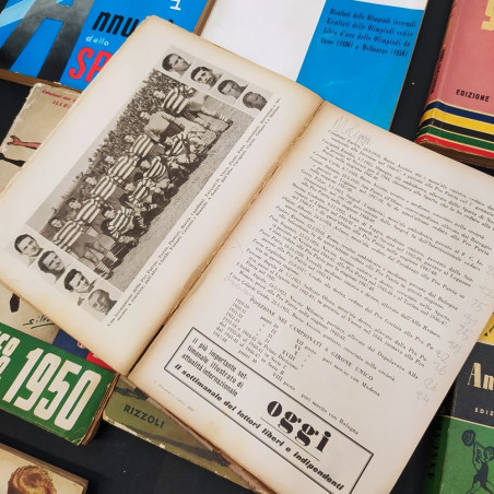Lotto di 8 almanacchi e annuari illustrati del calcio dal 1949 al 1954 e 1957
