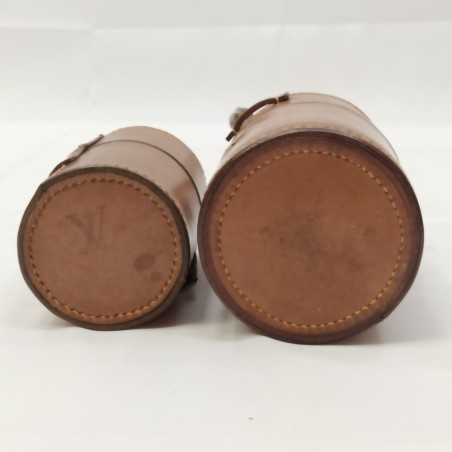 Lotto di 2 porta bottigliette in cuoio Louis Vuitton con bottigliette in vetro