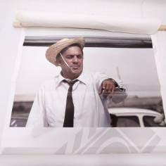 Manifesto della mostra fotografica 8 1/2 di Fellini, 70x100 cm con aloni 2