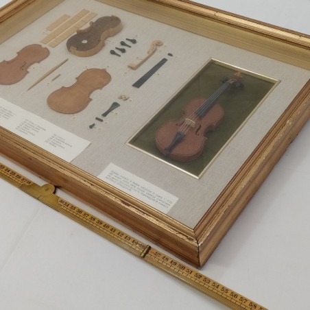 Quadro con miniatura di un violino Stradivari 51x38 cm Comune di Cremona. Buono