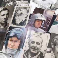 Lotto di 13 foto e cartoline di piloti automobilistici varie epoche. Buono 2