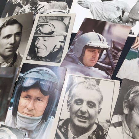 Lotto di 13 foto e cartoline di piloti automobilistici varie epoche. Buono