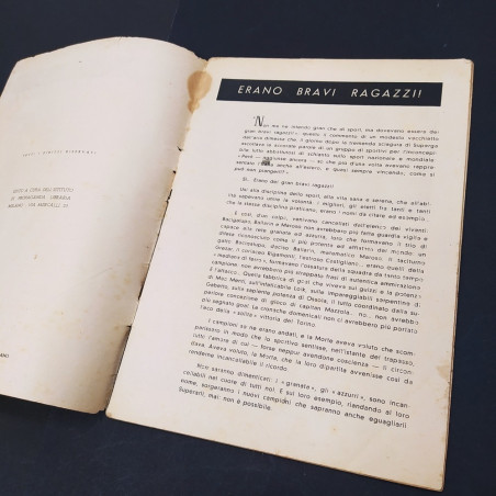 Pubblicazione AC Torino Oltre la vita, 1a ed. 1949. Ritagli e aloni.
