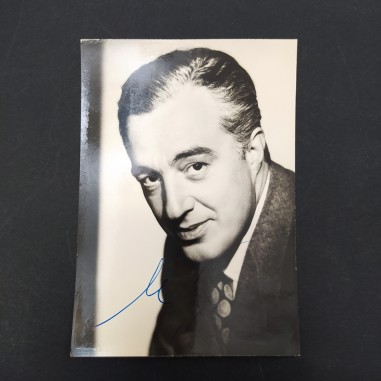 Cartolina con foto e autografo di Vittorio De Sica. Buono