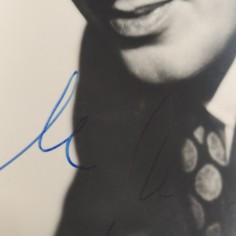 Cartolina con foto e autografo di Vittorio De Sica. Buono 2