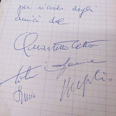 Autografi dei cantanti del Quartetto Cetra su foglio di quaderno. Ingiallimenti 2