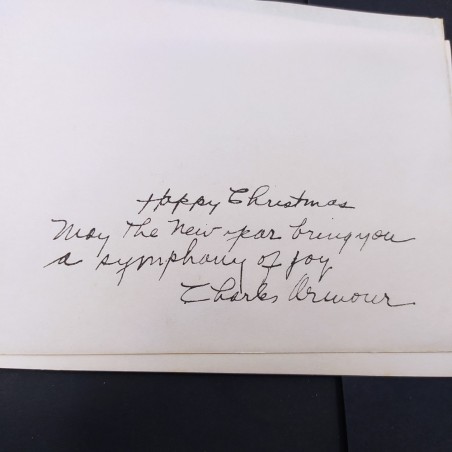 Biglietto con autografo di Charles Aznavour e dedica personale. Carta ingrigita