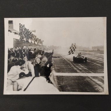 Foto di Juan Fangio al traguardo del GP nel 1958 con annotazione inglese. Aloni