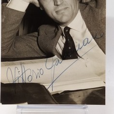 Foto autografa di Vittorio Gassman 9x13,5 cm. Buono 2