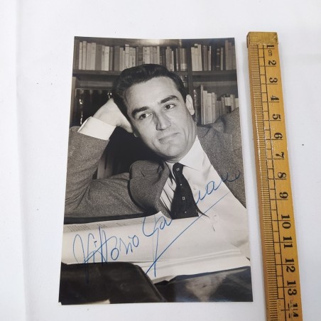 Foto autografa di Vittorio Gassman 9x13,5 cm. Buono
