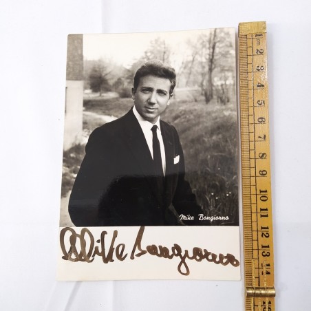 Cartolina autografata di Mike Bongiorno 10,5x15 cm. Buono