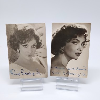 Lotto di 2 cartoline autografate di Gina Lollobrigida con dedica e sbavature