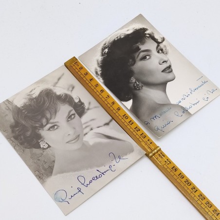 Lotto di 2 cartoline autografate di Gina Lollobrigida con dedica e sbavature
