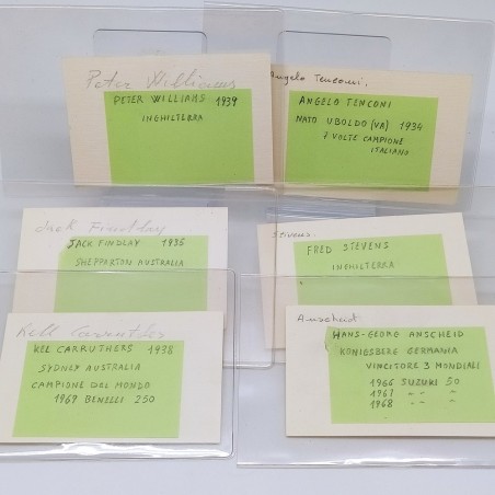 Lotto di 18 autografi di centauri campioni anni '60 su cartoncini. Buono