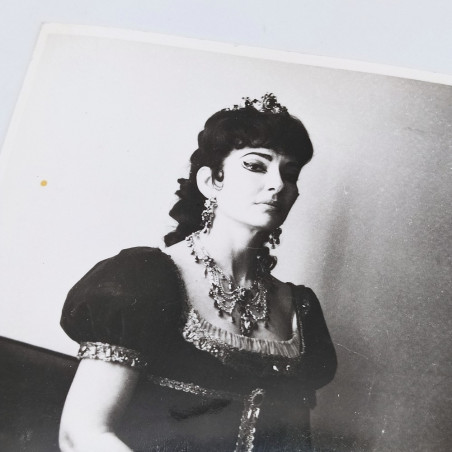 Cartolina fotografica di Maria Callas in Tosca. Piccola macchiolina