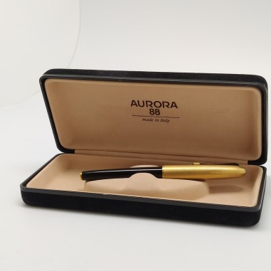 Penna stilografica Aurora 98 nero e oro con cappuccio di altro modello