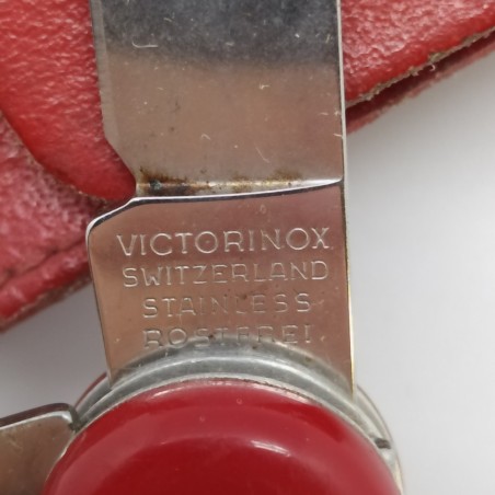 Coltellino multiuso Victorinox Leitz con fodero e passante in cuoio rosso. Buono