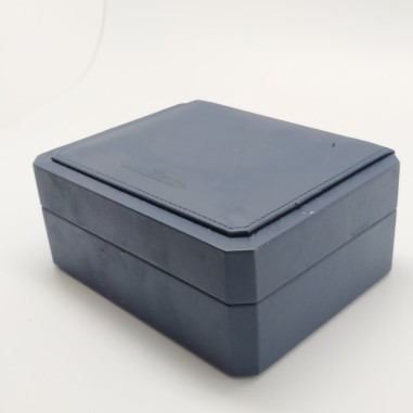 Cofanetto blu Jaeger-LeCoultre effetto vellutato con cuscinetto. Sbucciature