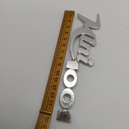 Placca metallica scritta originale "Mini 1001" segnata.