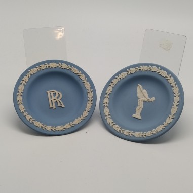 Lotto di 2 piattini Rolls Royce Wedgwood celesti, diam. 11 cm. Ottimo