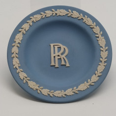 Lotto di 2 piattini Rolls Royce Wedgwood celesti, diam. 11 cm. Ottimo 2