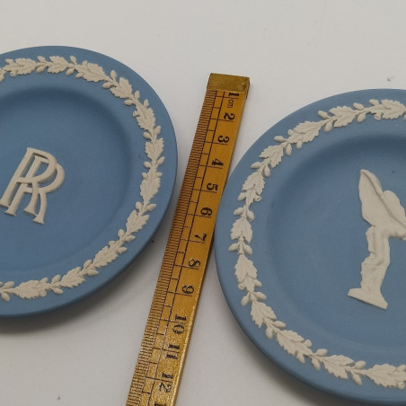 Lotto di 2 piattini Rolls Royce Wedgwood celesti, diam. 11 cm. Ottimo