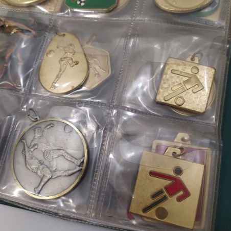 Collezione 102 medaglie e portachiavi vari. Ossidazione