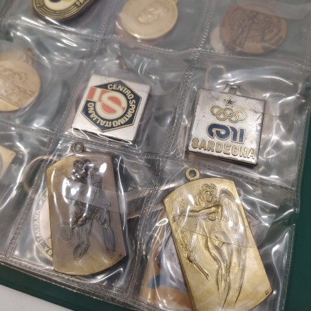Collezione 102 medaglie e portachiavi vari. Ossidazione