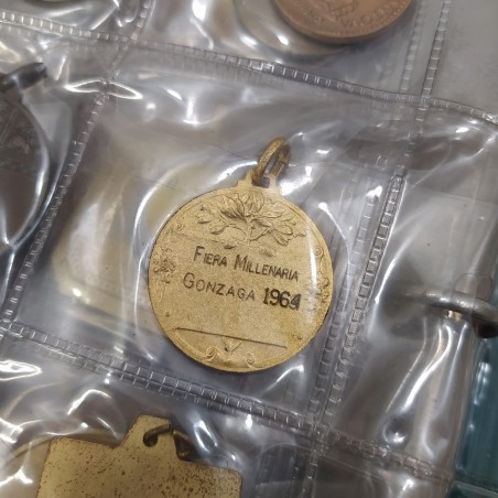 Collezione 102 medaglie e portachiavi vari. Ossidazione