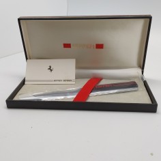 Cofanetto con tagliacarte Ferrari Formula 23x11x3 cm. Ondulature, inusato.