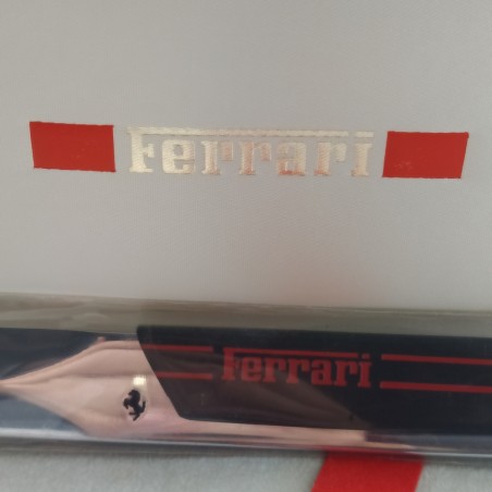 Cofanetto con tagliacarte Ferrari Formula 23x11x3 cm. Ondulature, inusato.