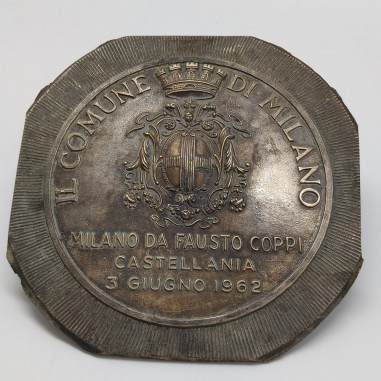 Placca in bronzo Comune Milano - Fausto Coppi 1962. Ossidazione