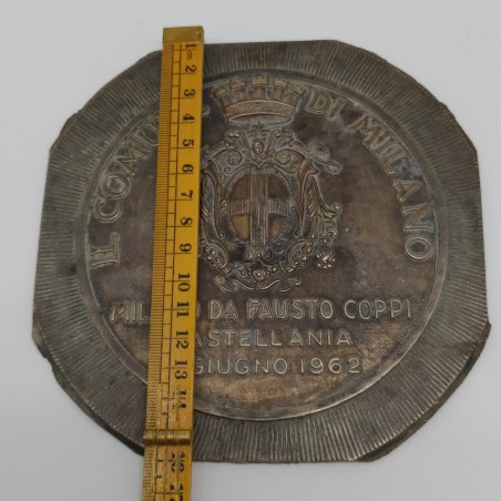 Placca in bronzo Comune Milano - Fausto Coppi 1962. Ossidazione