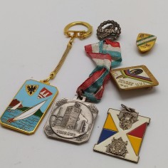 Lotto di 6 tra medaglie, spille, portachiavi tema ciclismo anni '40 '50 e '60 2