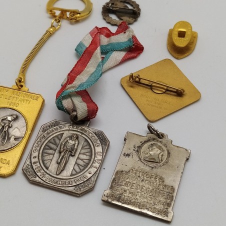 Lotto di 6 tra medaglie, spille, portachiavi tema ciclismo anni '40 '50 e '60