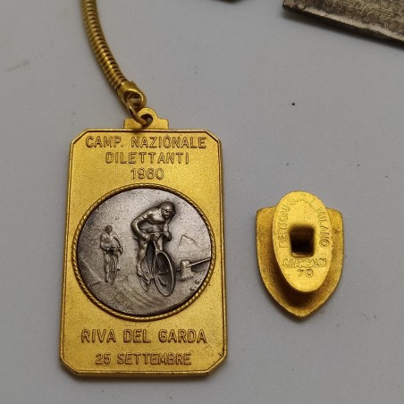 Lotto di 6 tra medaglie, spille, portachiavi tema ciclismo anni '40 '50 e '60
