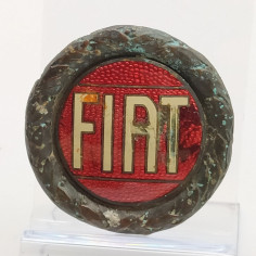 Fregio Fiat in ottone smaltato diam 5,5 cm. Ossidazione e macchie