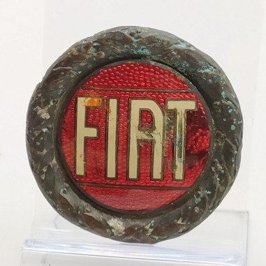 Fregio Fiat in ottone smaltato diam 5,5 cm. Ossidazione e macchie