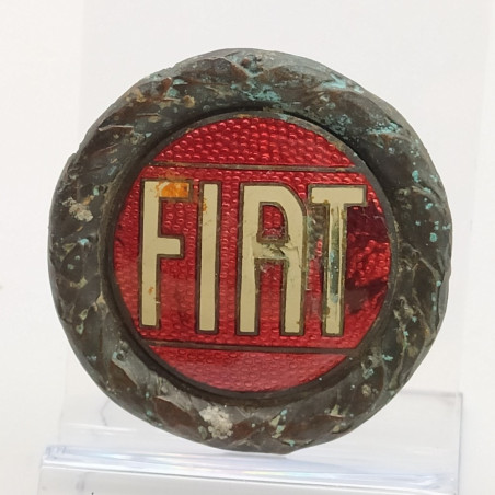 Fregio Fiat in ottone smaltato diam 5,5 cm. Ossidazione e macchie